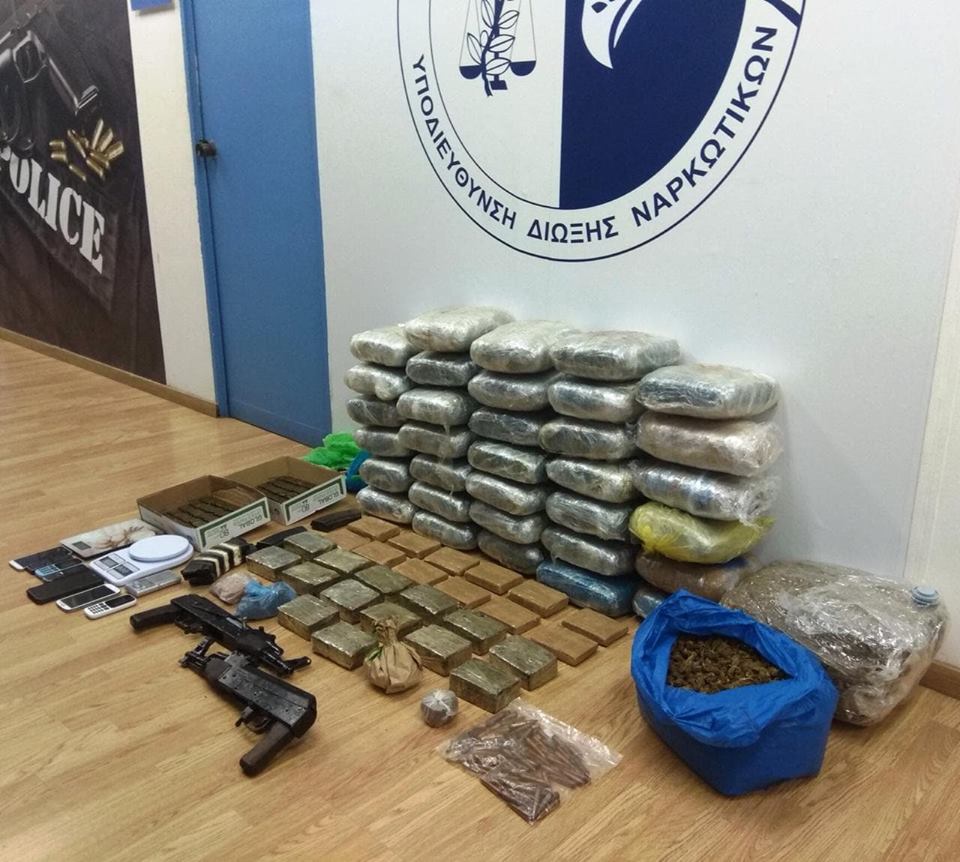 Arrestohet çifti shqiptar në Greqi, iu gjetën drogë, armë dhe municione në banesë