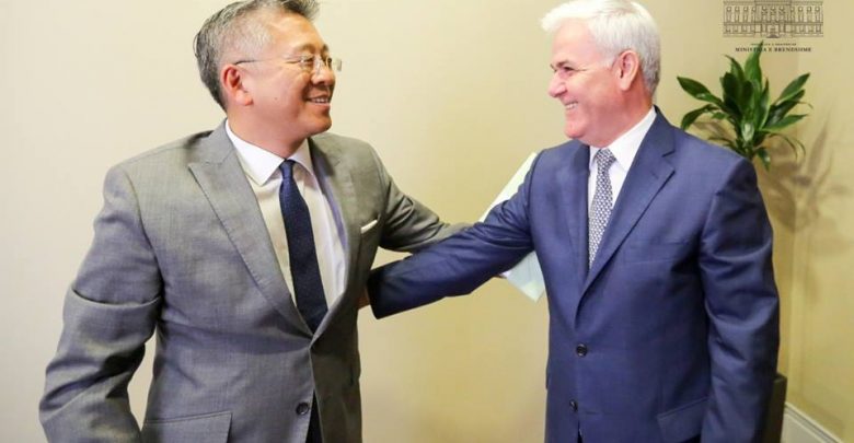 FOTO/Takimi përshëndetës i Lu-së me Fatmir Xhafën, nuk munguan as dhuratat