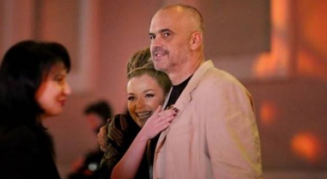 FOTO/U martua para pak ditësh, këngëtarja merr dhuratën e papritur nga kryeministri