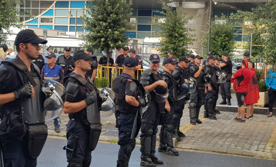Snajpera në pallate dhe forca të shumta policie, çfarë po ndodh në “Elbasan Arena”