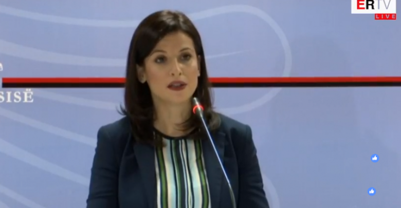 U arrestuan për korrupsion, ministrja shkarkon live drejtorin e Hipotekës dhe vartësen e tij