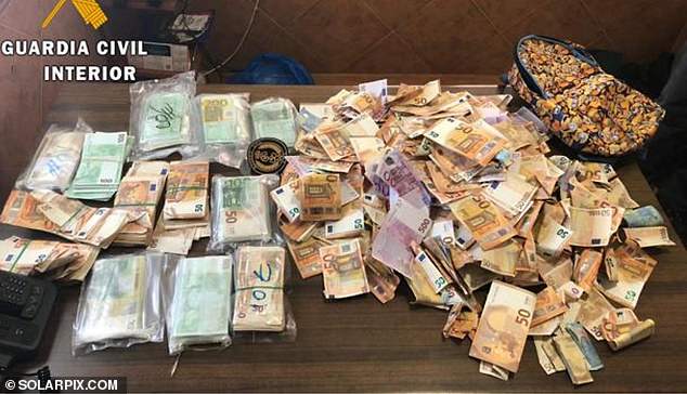 Mijëra euro gjenden të hedhura anës autostradës