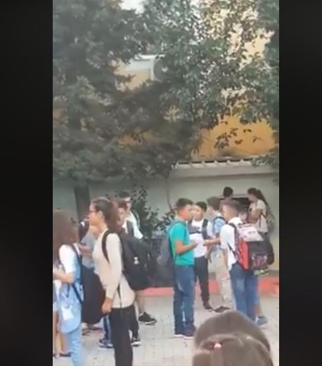 VIDEO/Dita e parë e shkollës fillon me këngë partizane