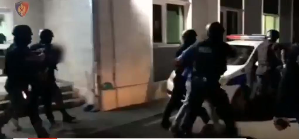 VIDEO/Aksionet e befasishme vijojnë në Fier, policia arreston 5 persona