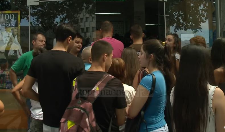 4 ditë para hapjes së shkollave, nxënësit sorollaten dhe nuk blejnë dot librat