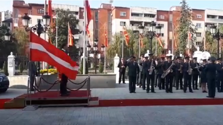 GAFA/Kancelari i Austrisë pritet me flamurin e Letonisë në Shkup, Zaev i kërkon falje