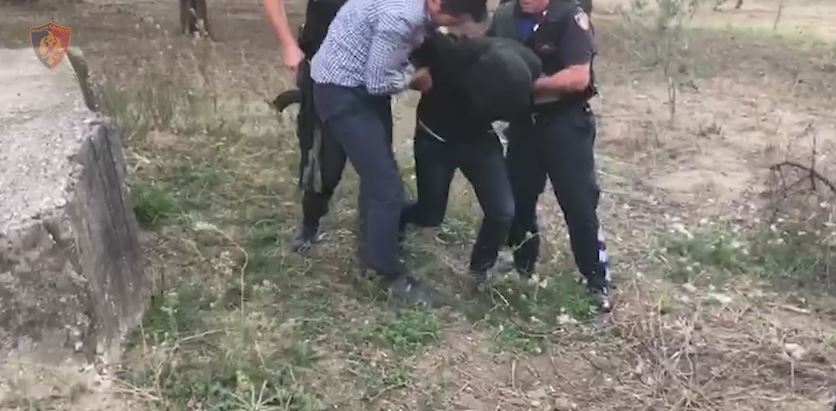 VIDEO/ Zbulohen pamjet, ja si u prangos njëri prej grabitësve të furgonit në Vlorë (EMRI)