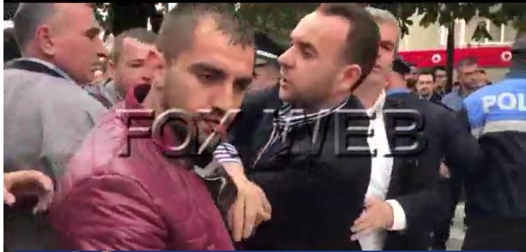 VIDEO/Rama mbledh qeverinë në Korçë, protestuesit tentojnë të thyejnë kordonin e policisë