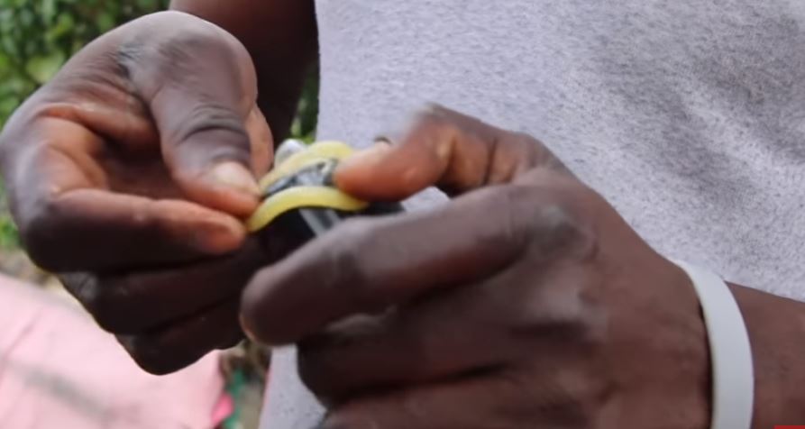 VIDEO/Ja për çfarë e përdor ky peshkatar prezervativin