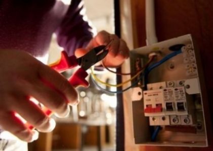 Bie në kontakt me energjinë elektrike, humb jetën 24-vjeçari nga Pogradeci