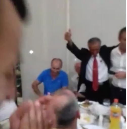 VIDEO/Kryebashkiaku i Tepelenës i këndon Enver Hoxhës dhe nderon me grusht