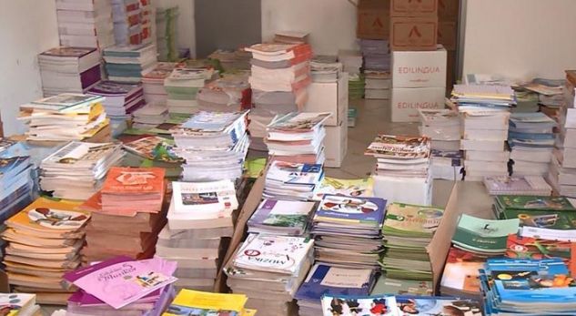 “Nuk i përballojmë dot, janë shumë shtrenjtë”/ Qytetarët ankohen për çmimin e lartë të librave