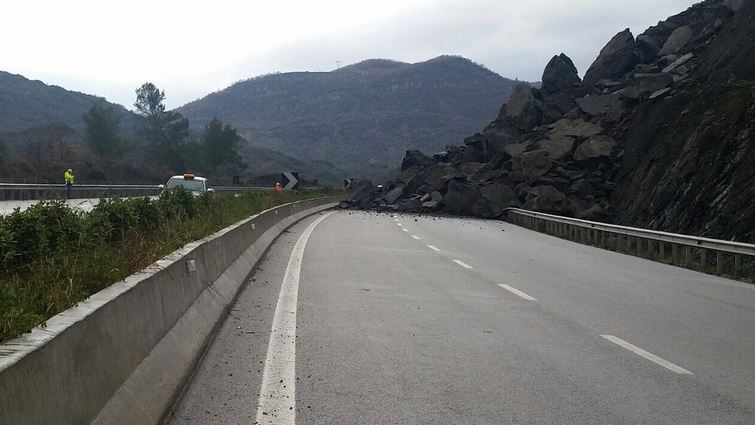 Prej muajsh në mes të rrugës, më në fund do të hiqet masivi shkëmbor në Elbasan