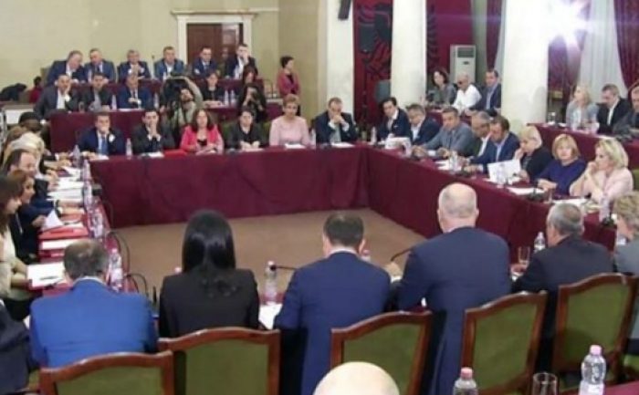 Vetting i politikanëve, Balla qetëson deputetët e PS: Është propagandë…