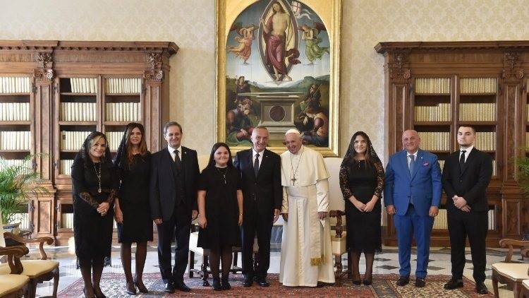 FOTO/Meta takon Papa Françeskun, pranë tij për herë të parë dhe Kryemadhi