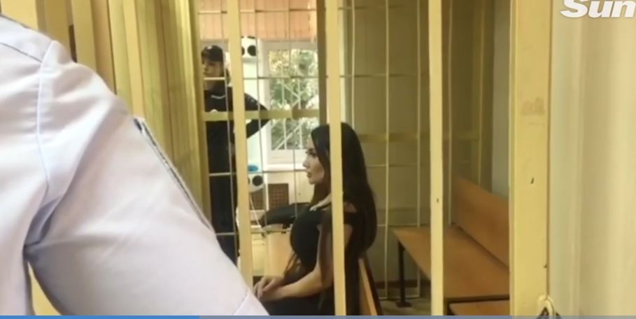 FOTO/Modelja u ofron seks treshe nëse e falnin, policët e refuzojnë dhe e arrestojnë