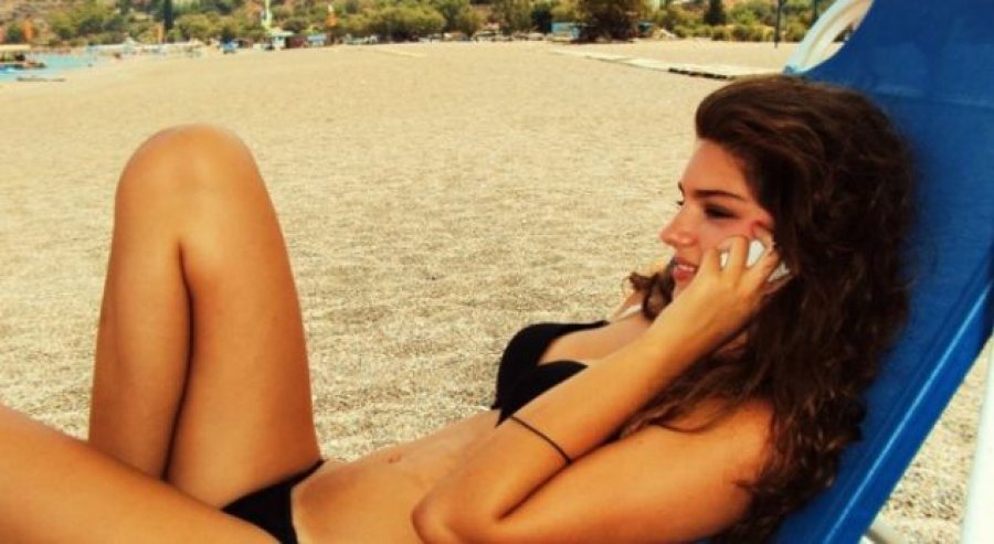 FOTO/ Vajza e biznesmenit të njohur shqiptar guxon, nudo dhe e mbuluar me baltë