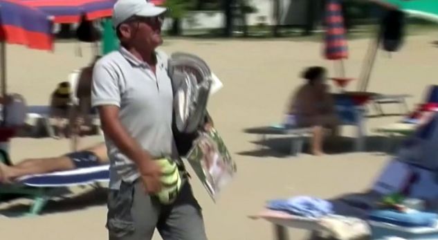 VIDEO/Me kapele në kokë dhe gazeta në duar, shqiptari që siguron jetesën nga gazetat