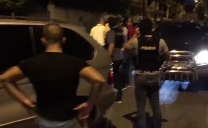VIDEO/Me drogë dhe armë në makinë, arrestohen 3 trafikantët nga Tirana