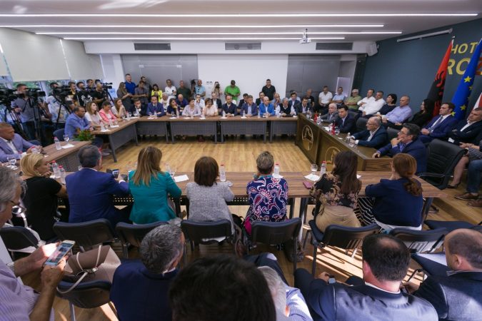 Vettingu në politikë, opozita ngre 4 grupe pune, ja deputetët koordinatorë (EMRAT)