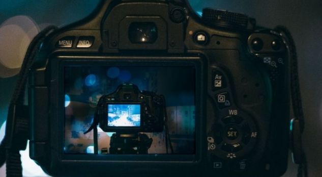 Filmuan shqiptaren duke bërë orgji, tre grekë e shantazhonin për ta kryer përsëri