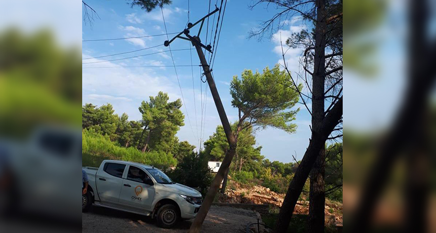 Makina përplaset me shtyllën elektrike, lë pa drita banorët