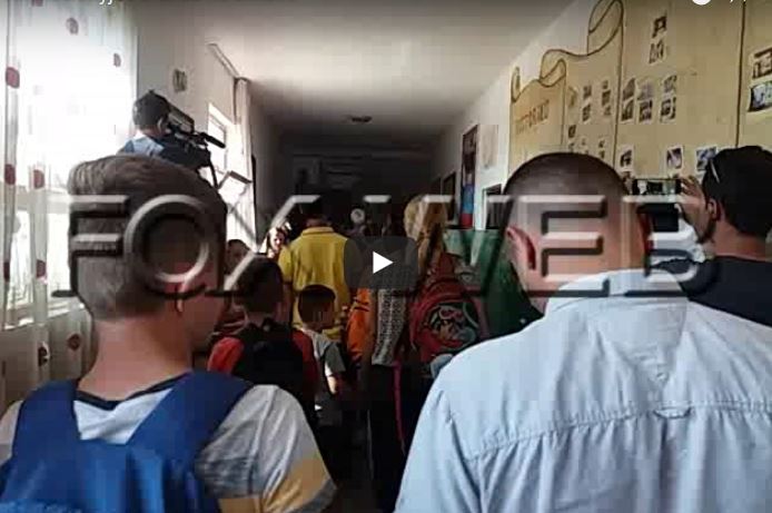 VIDEO/Mbyllet shkolla në Elbasan, fëmijët e hapin me dhunë, prindërit ngrenë dyshime