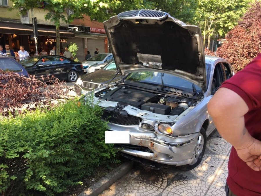 ‘Audi’ përplaset me dy makina, rrëzon një pemë, plagosen edhe dy fëmijë në Tiranë