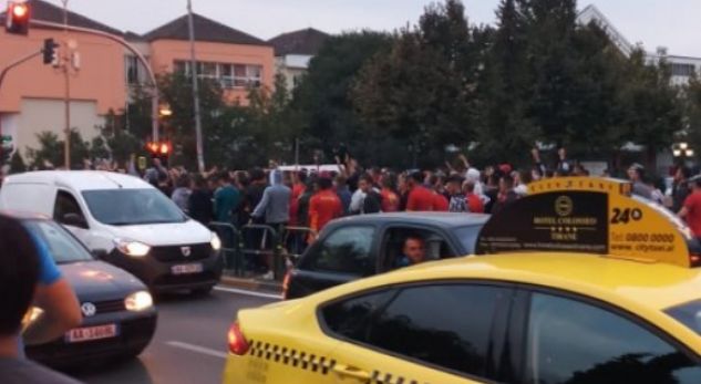 VIDEO/Plas grushti në rrugët e kryeqytetit, tifozët e Partizanit e Tiranës përleshen ashpër