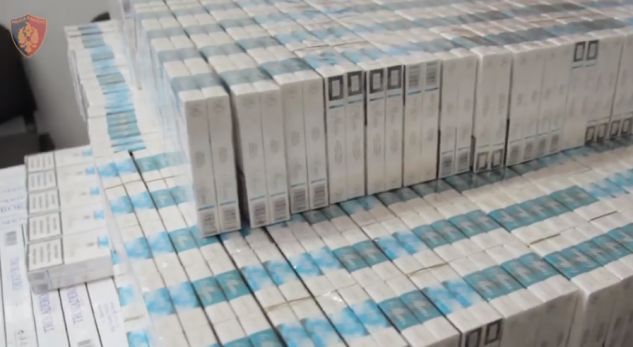 VIDEO/Sekuestrohen mbi 4 mijë paketa cigare e miliona lekë në Tiranë, dy persona në pranga