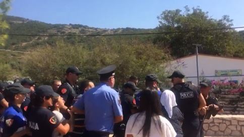 Pamje tronditëse, policia shoqëron me forcë 10 banorë, mes tyre një vajzë 14 vjeç