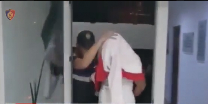 Aksioni i policisë në Kavajë,  xhupat në kokë vëllezërve dhe kushëririt gjatë arrestimit