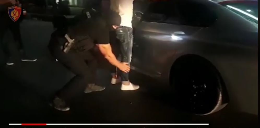 VIDEO/Arrestohen 4 persona në Tiranë, sekuestrohen medikamente mjekësore, armë dhe municione