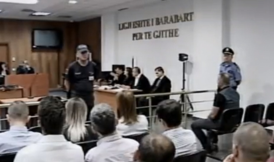 Avokati i Shullazit shetit ne oborrin e gjykatës, prokurorët dështojnë në dhënien e pretencës