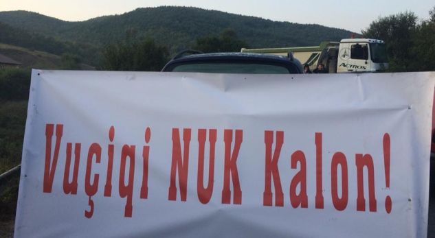 FOTO/’Vuçiç mos kalo’, protestuesit në Kosovë vendosin drunj në hyrje të Drenicës
