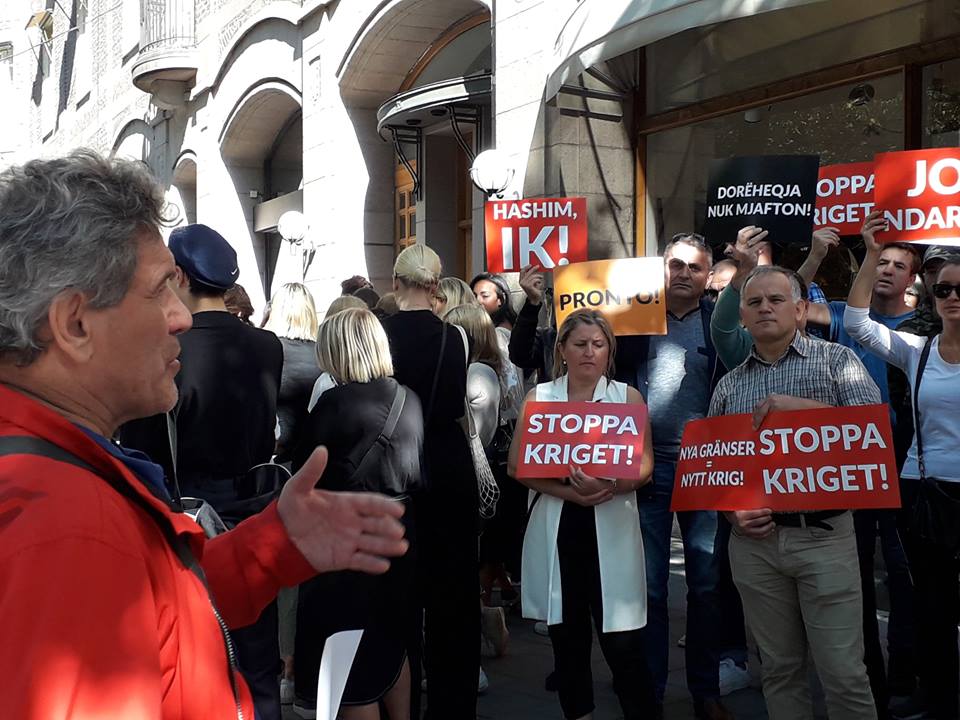FOTO/Shqiptarët dalin në protestë para ambasadës, kërkojnë dorëheqjen e Hashim Thaçit