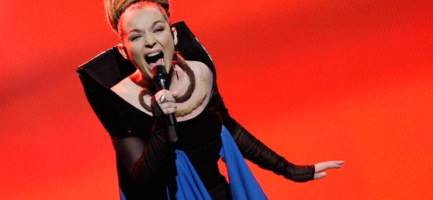 FOTO/I dha Shqipërisë vendin e 5 në Eurovision, këngëtarja i jep fund beqarisë