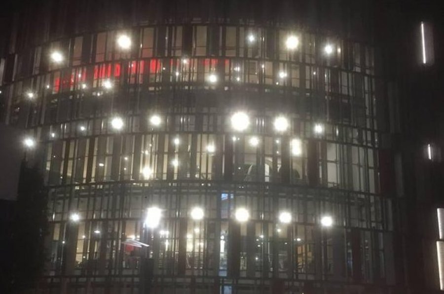 FOTO/ Ngjitet në majë të qendrës tregtare për selfie, vdes 15-vjeçari