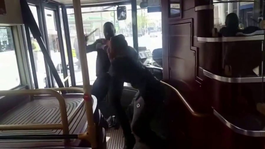 Sherr me thika në autobus, plagoset 19-vjeçari në Lezhë