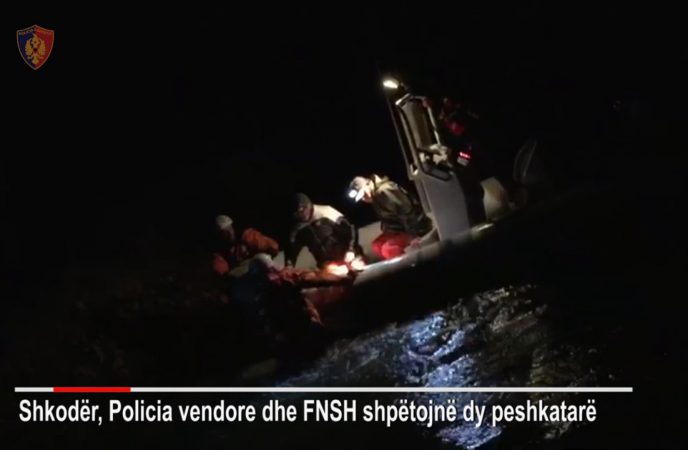 VIDEO/U izoluan për shkak të baticës, shpëtohen dy peshkatarët në Velipojë