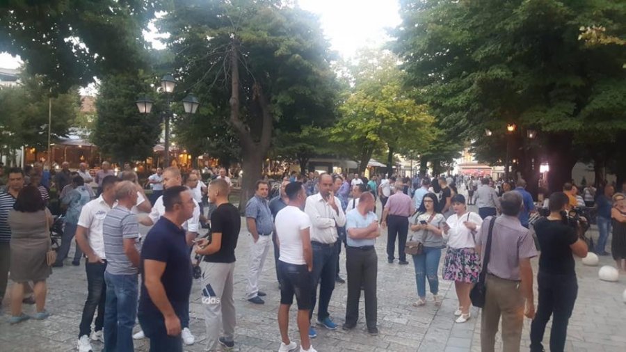 FOTO/ Qytetarët shkodranë marshojnë kundër plumbave të drogës