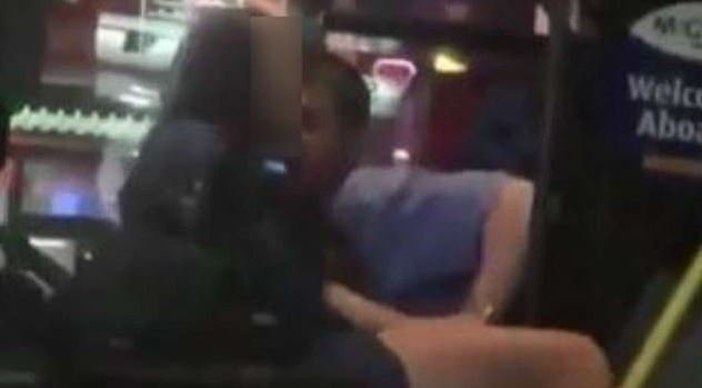 VIDEO/Shoferi i autobusit kapet mat duke puthur pasagjeren 17 vjeçare