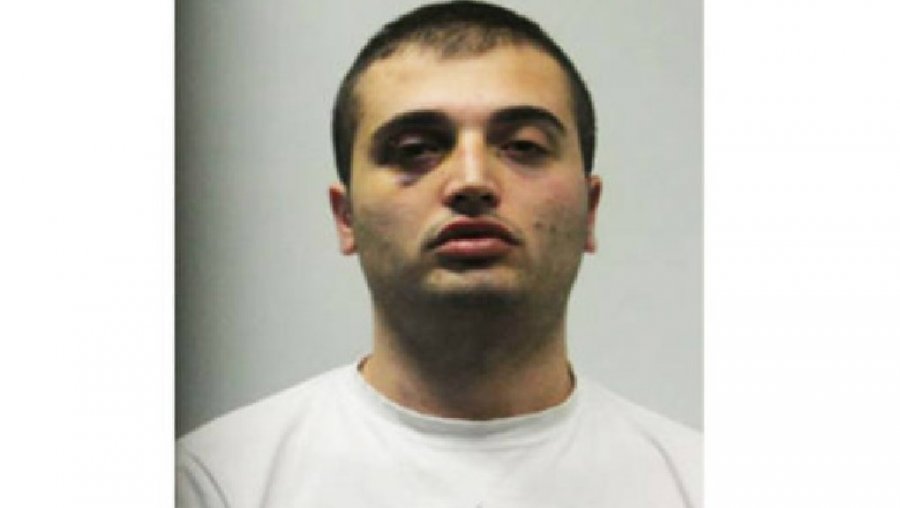 Iu arratis policisë zbathur dhe vetëm me të brendshme, dënohet shqiptari me dy emra