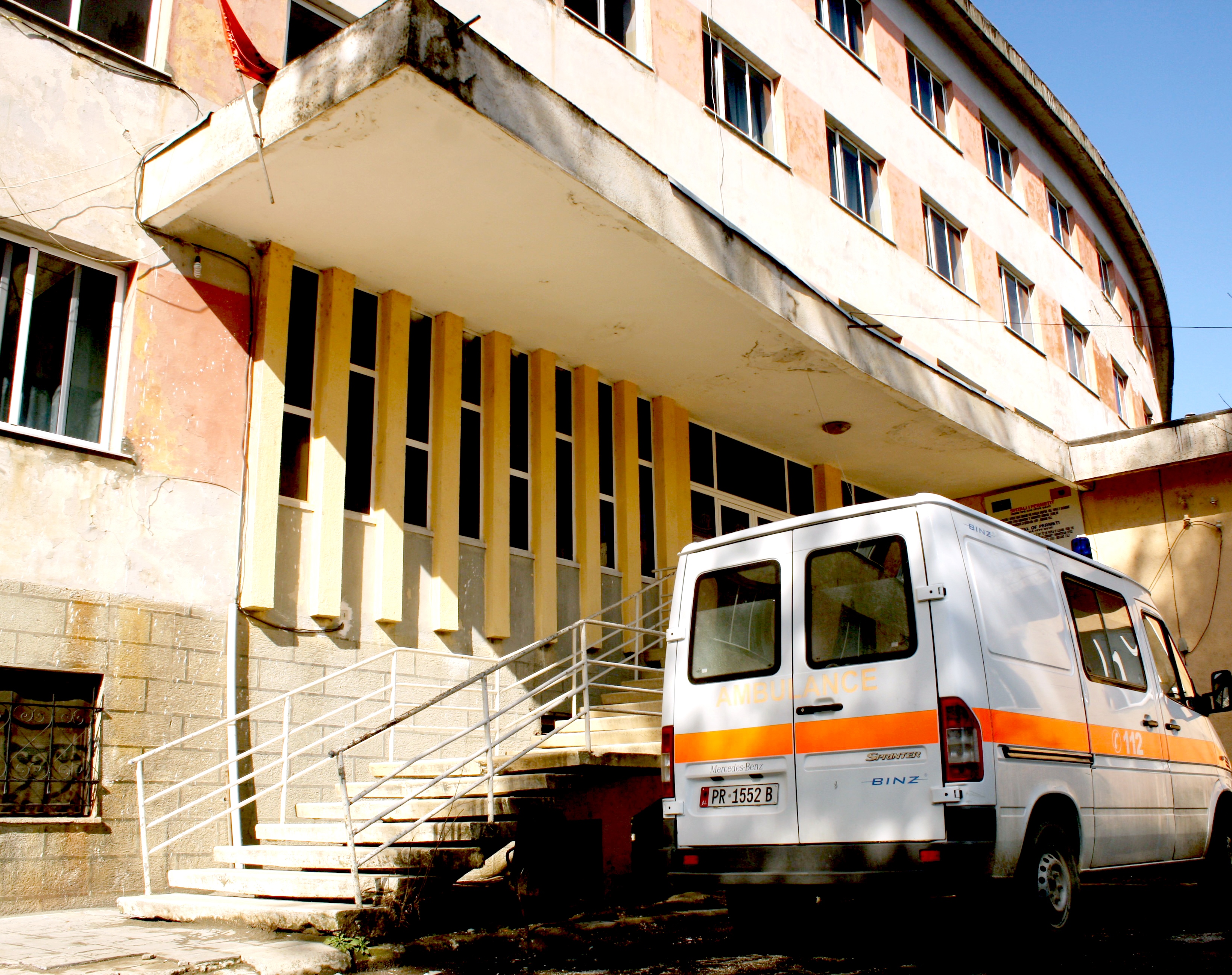 Bie nga shkëmbi, gjen vdekjen 79-vjeçari në Përmet