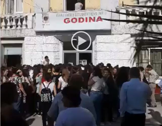 VIDEO/Orë të gjata pritjeje për një dhomë, ja çfarë bëhet tek konvikti i Mjekësisë