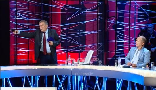 VIDEO/Ofendime dhe fyerje, i ftuari braktis emisionin pas sherrit me Ngjelën