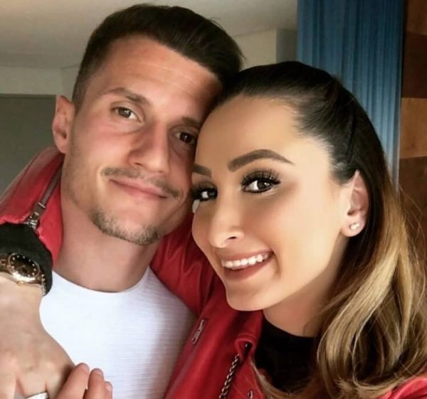 FOTO/Një partner si Taulant Xhaka, të shprehësh dashurinë mes gjesteve të vogla