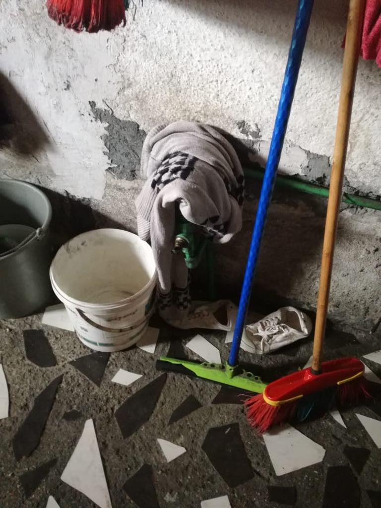 FOTO/Mbyllet lokali i dasmave në Peshkopi, myk e lagështi dhe mjete të ndryshkura