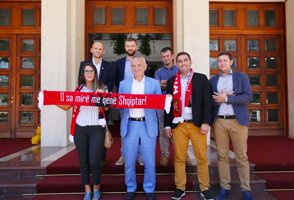 Presidenti Meta takim me “Tifozat Kuq e Zi”: Jeni frymëzim i Kombëtares sonë