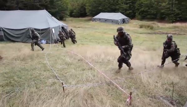 VIDEO/Çfarë po ndodh, mbi 1 mijë trupa ushtarake zbarkojnë në sheshin ‘Nënë Tereza’